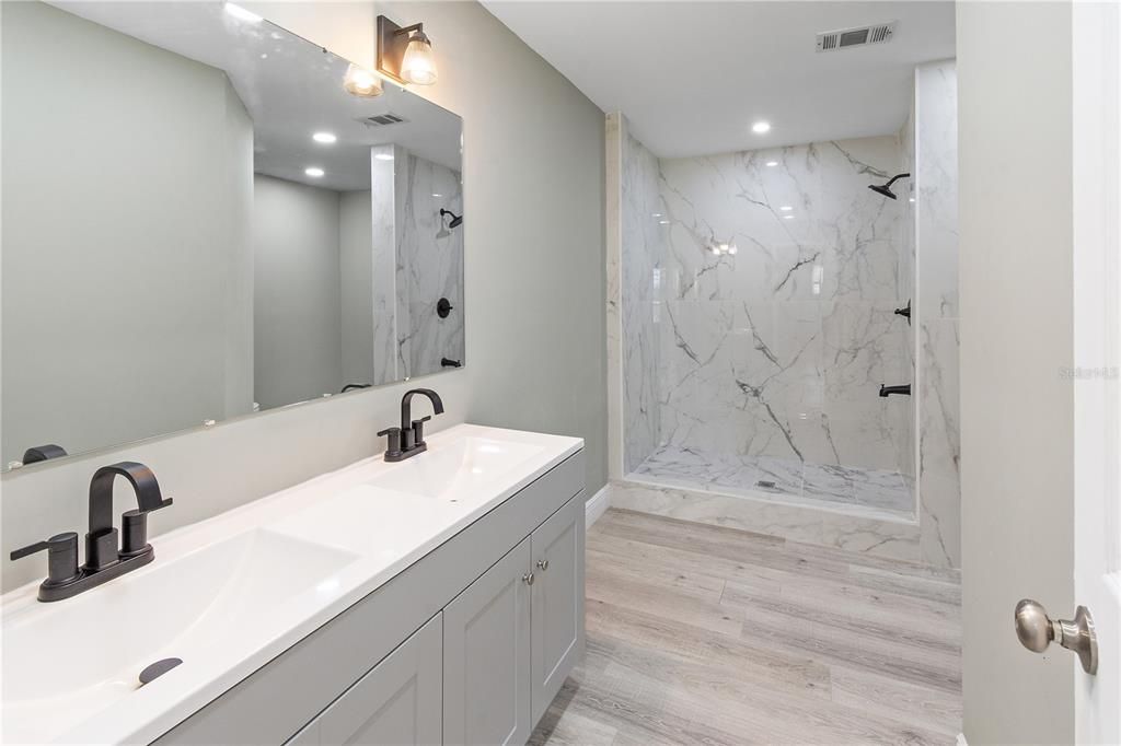 待售: $239,000 (4 贝兹, 2 浴室, 1620 平方英尺)