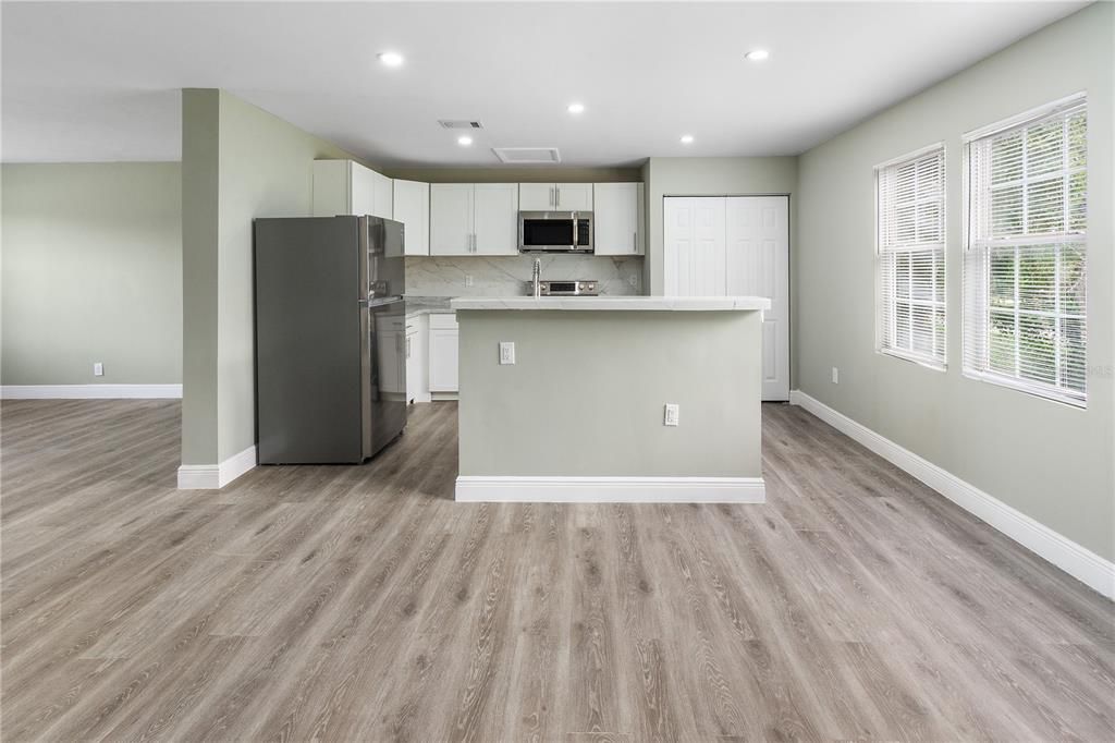 待售: $239,000 (4 贝兹, 2 浴室, 1620 平方英尺)