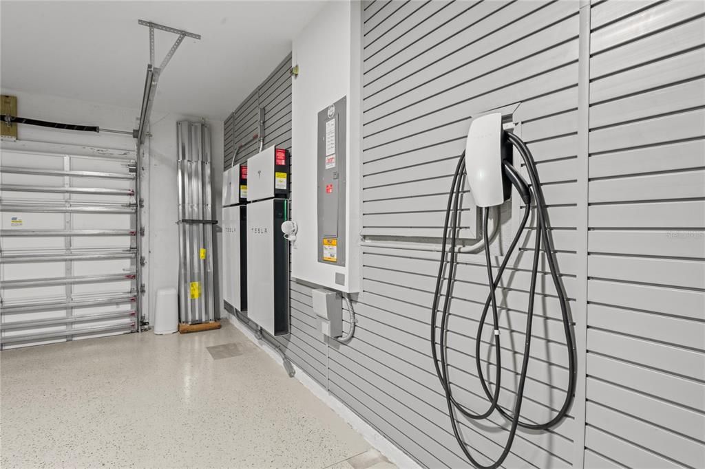 Activo con contrato: $950,000 (3 camas, 3 baños, 3090 Pies cuadrados)