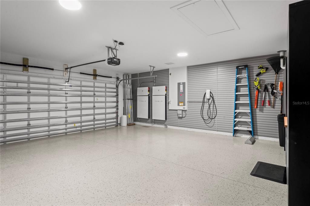 Activo con contrato: $950,000 (3 camas, 3 baños, 3090 Pies cuadrados)