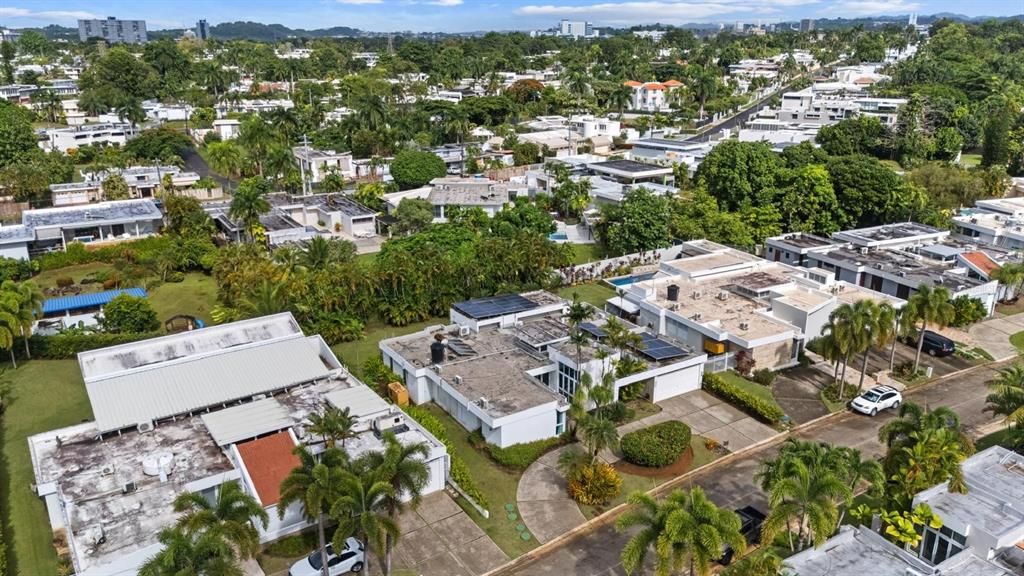 合同活跃: $1,400,000 (5 贝兹, 3 浴室, 4029 平方英尺)