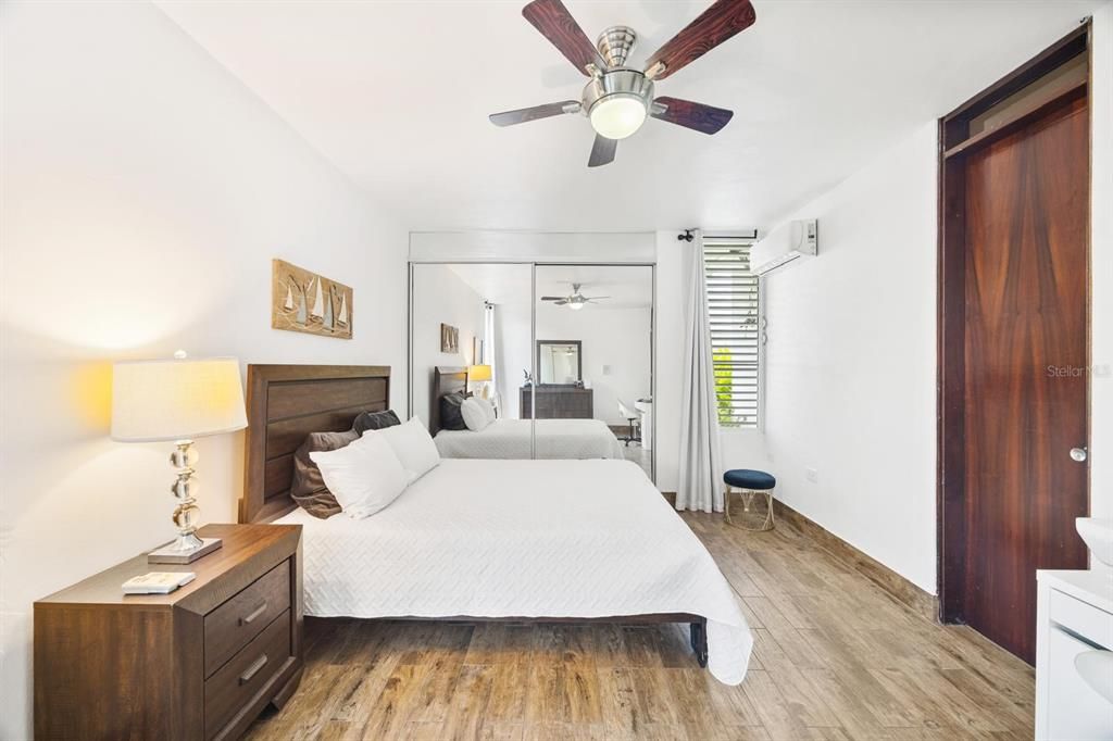 合同活跃: $1,400,000 (5 贝兹, 3 浴室, 4029 平方英尺)