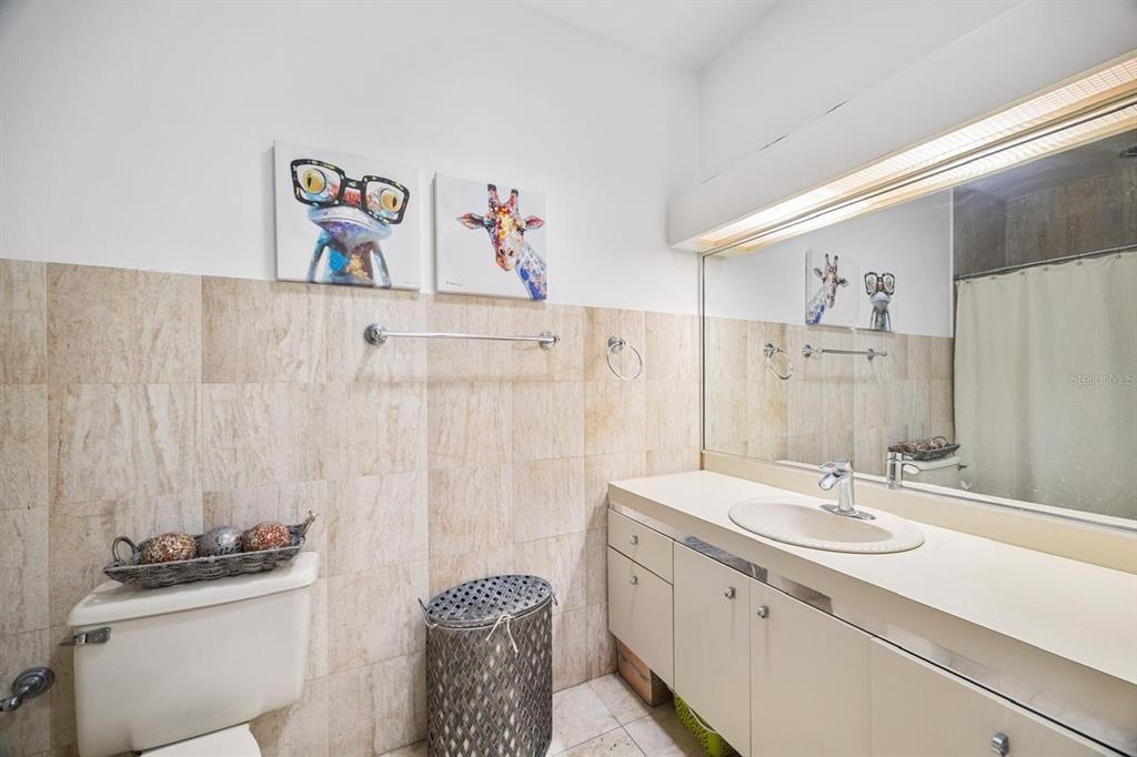 合同活跃: $1,400,000 (5 贝兹, 3 浴室, 4029 平方英尺)