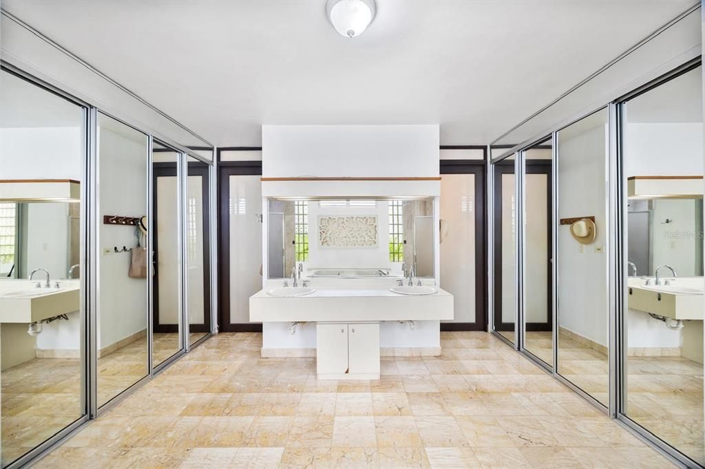 合同活跃: $1,400,000 (5 贝兹, 3 浴室, 4029 平方英尺)