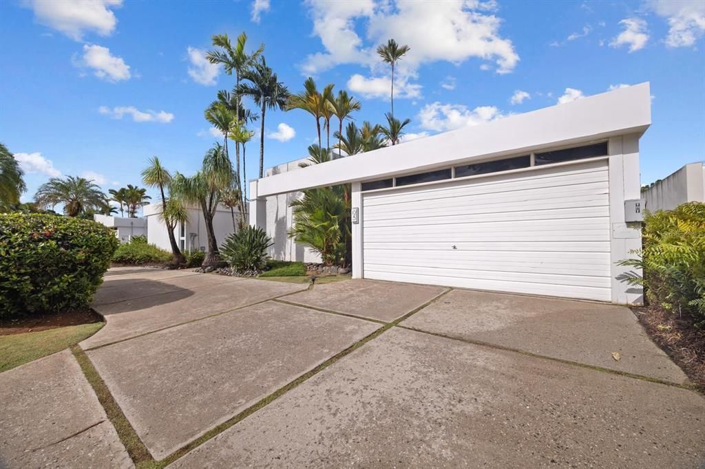 合同活跃: $1,400,000 (5 贝兹, 3 浴室, 4029 平方英尺)