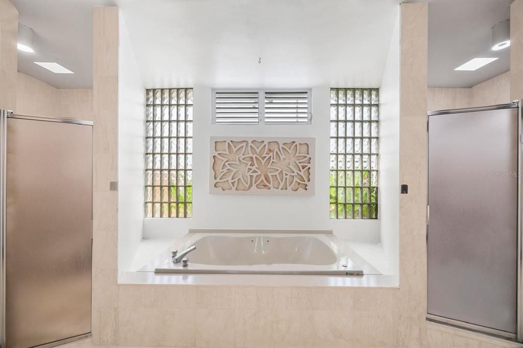 合同活跃: $1,400,000 (5 贝兹, 3 浴室, 4029 平方英尺)