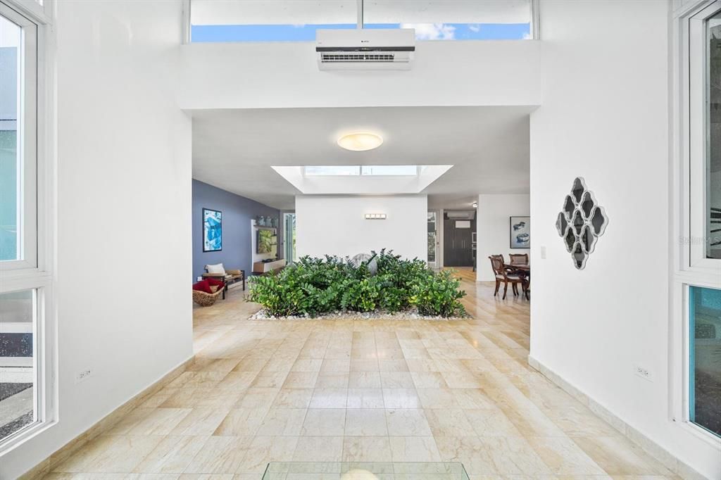 合同活跃: $1,400,000 (5 贝兹, 3 浴室, 4029 平方英尺)