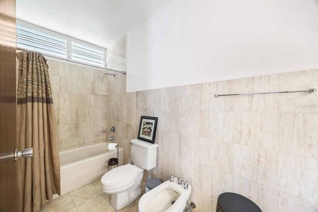 合同活跃: $1,400,000 (5 贝兹, 3 浴室, 4029 平方英尺)