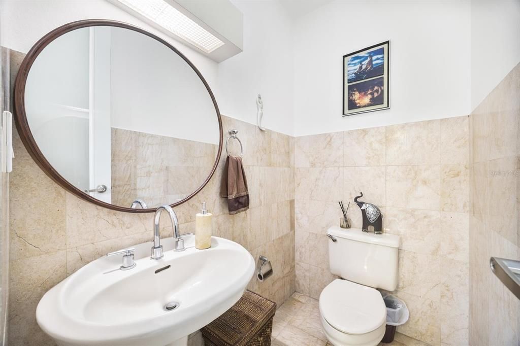 合同活跃: $1,400,000 (5 贝兹, 3 浴室, 4029 平方英尺)