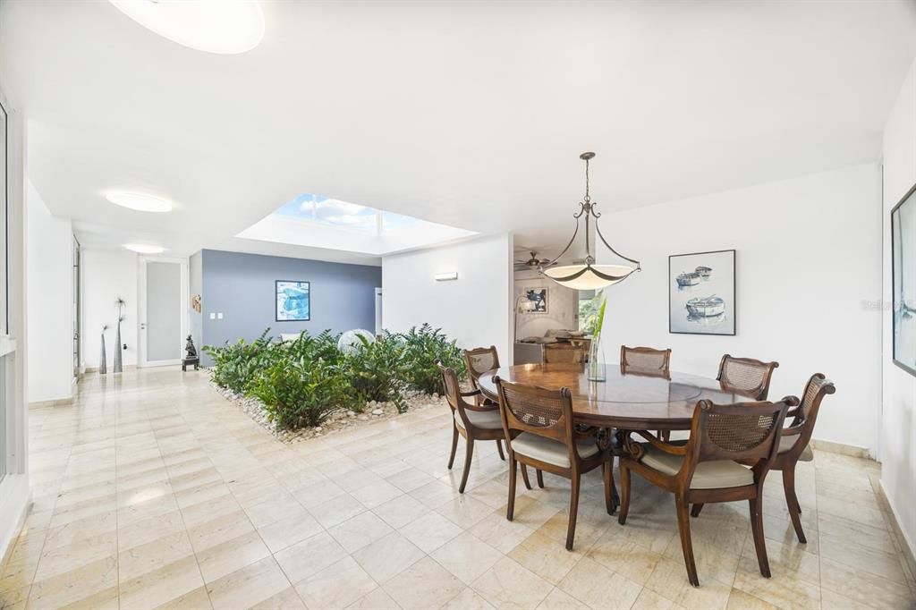 合同活跃: $1,400,000 (5 贝兹, 3 浴室, 4029 平方英尺)