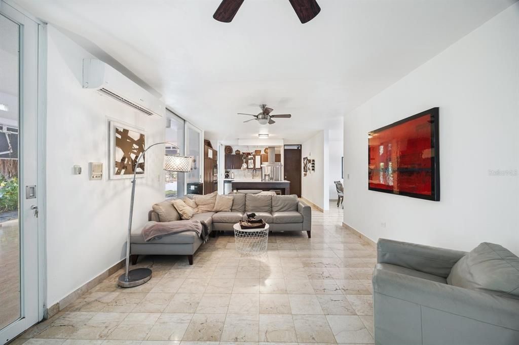 合同活跃: $1,400,000 (5 贝兹, 3 浴室, 4029 平方英尺)