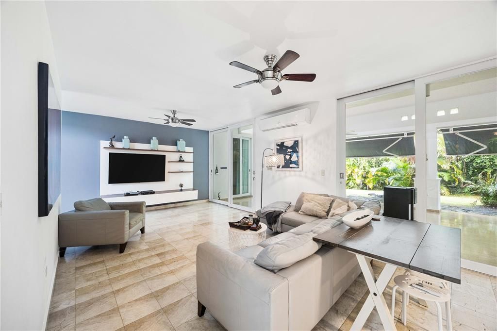 合同活跃: $1,400,000 (5 贝兹, 3 浴室, 4029 平方英尺)