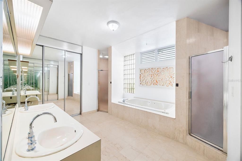 合同活跃: $1,400,000 (5 贝兹, 3 浴室, 4029 平方英尺)