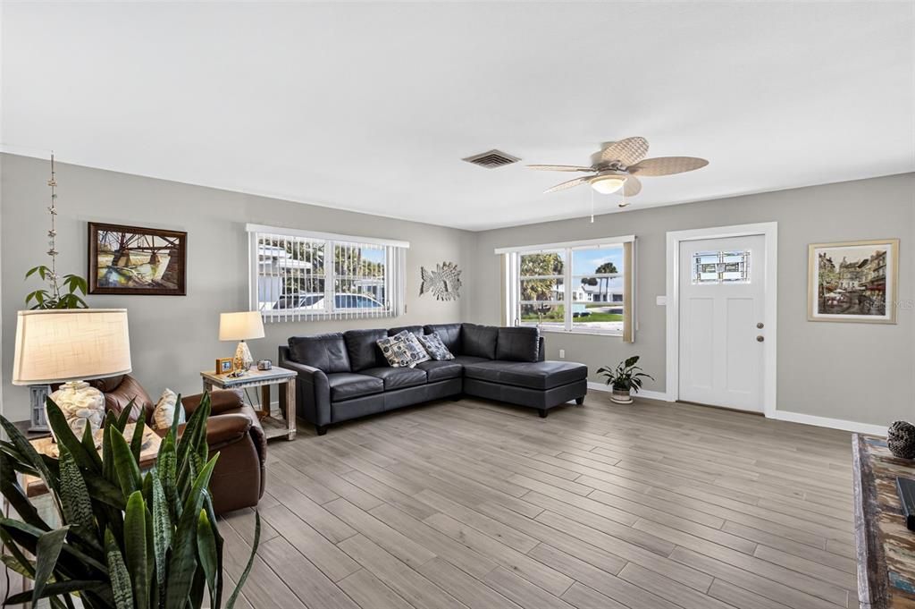 En Venta: $399,500 (2 camas, 2 baños, 1275 Pies cuadrados)