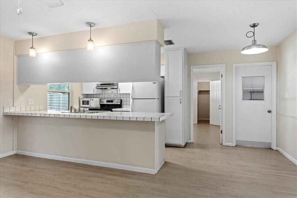 合同活跃: $2,400 (3 贝兹, 2 浴室, 1539 平方英尺)