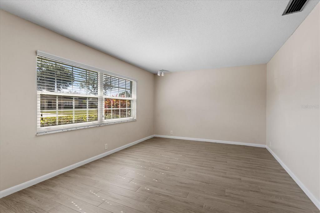 合同活跃: $2,400 (3 贝兹, 2 浴室, 1539 平方英尺)