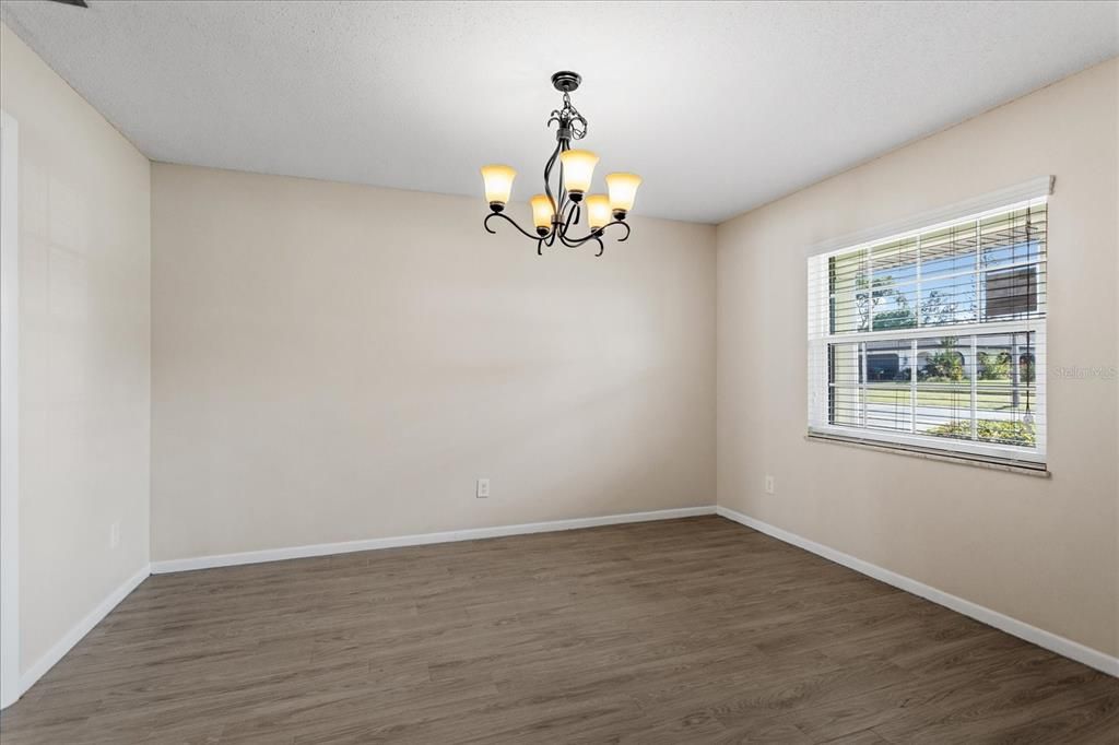 合同活跃: $2,400 (3 贝兹, 2 浴室, 1539 平方英尺)