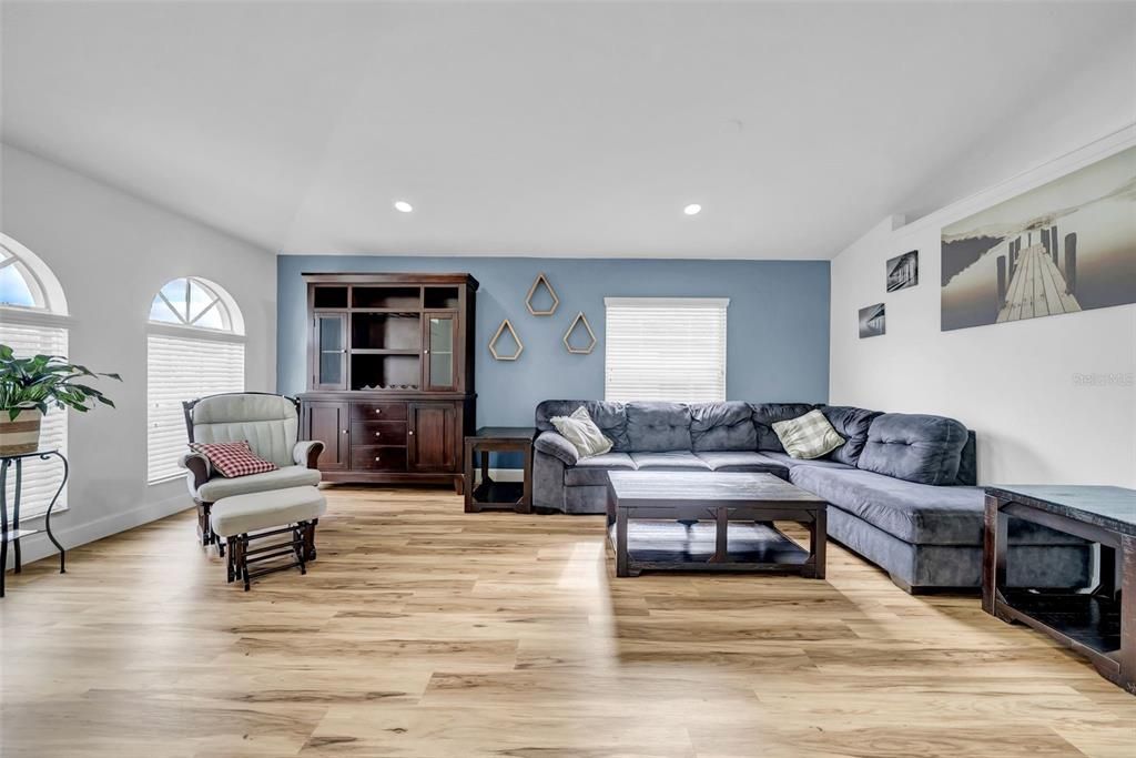 For Sale: $344,900 (4 beds, 2 baths, 1991 Square Feet)