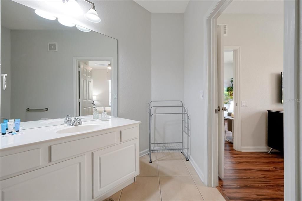 Activo con contrato: $425,000 (2 camas, 2 baños, 1112 Pies cuadrados)