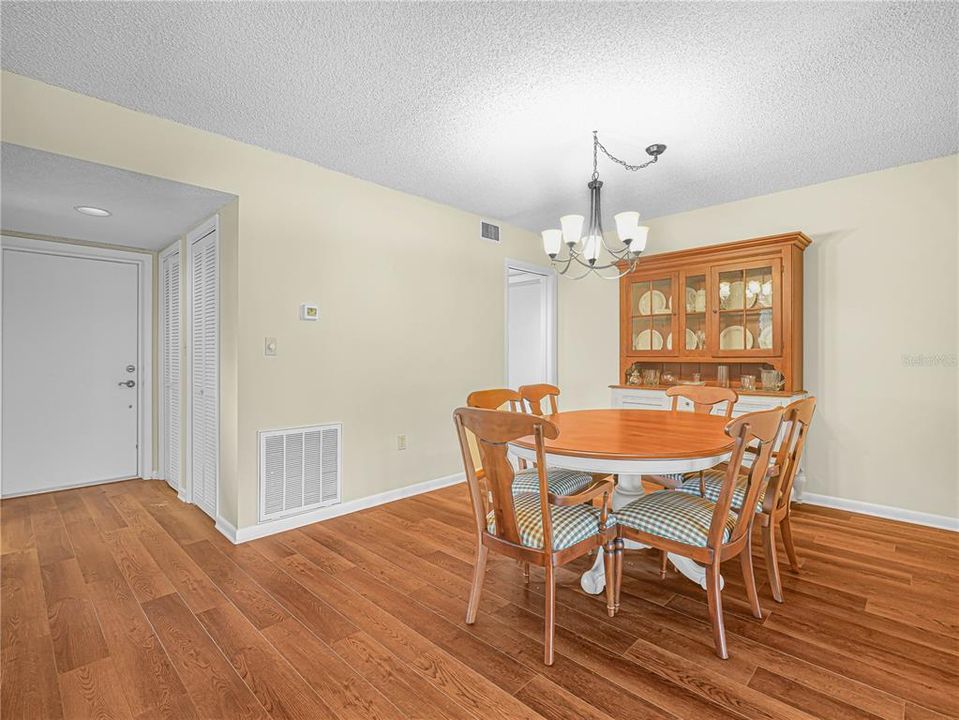 待售: $154,900 (2 贝兹, 2 浴室, 1600 平方英尺)