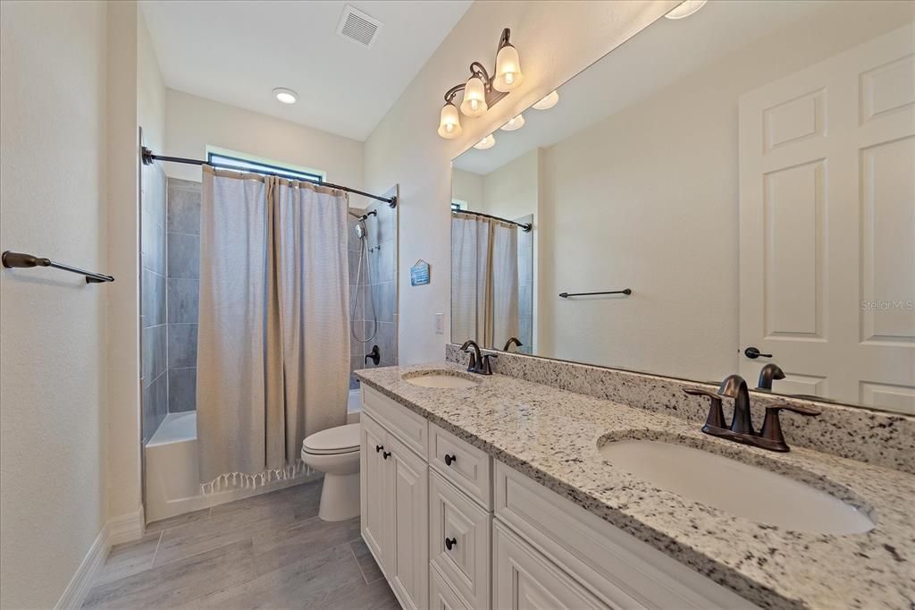 На продажу: $985,000 (6 спален, 3 ванн, 3563 Квадратных фут)