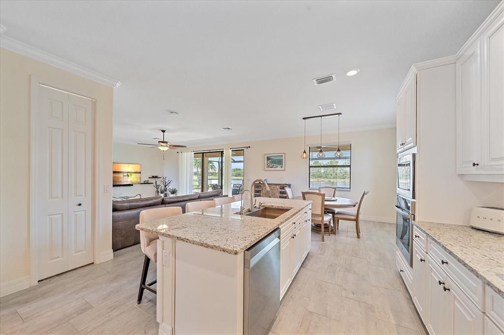 На продажу: $985,000 (6 спален, 3 ванн, 3563 Квадратных фут)