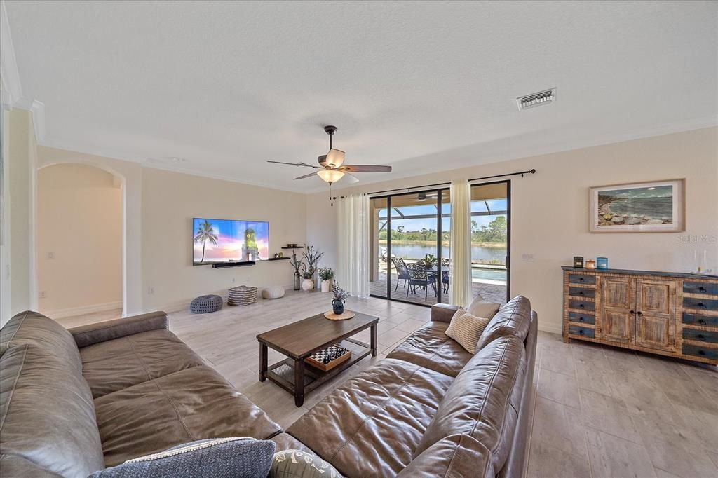 На продажу: $985,000 (6 спален, 3 ванн, 3563 Квадратных фут)