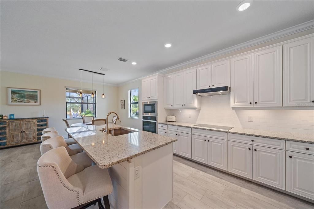 На продажу: $985,000 (6 спален, 3 ванн, 3563 Квадратных фут)