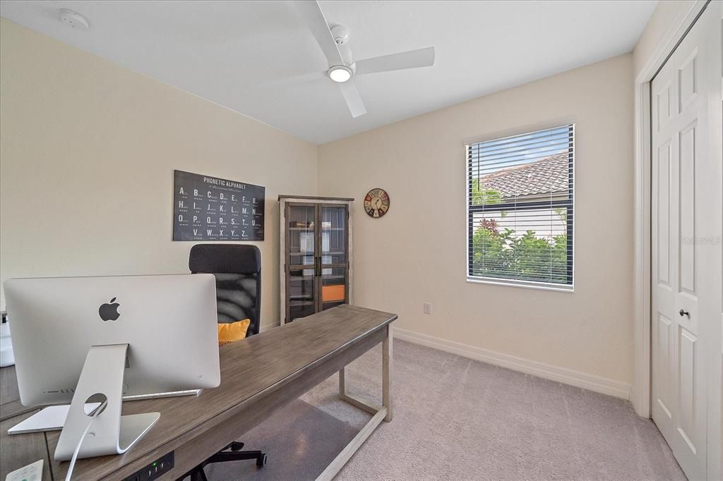 На продажу: $985,000 (6 спален, 3 ванн, 3563 Квадратных фут)