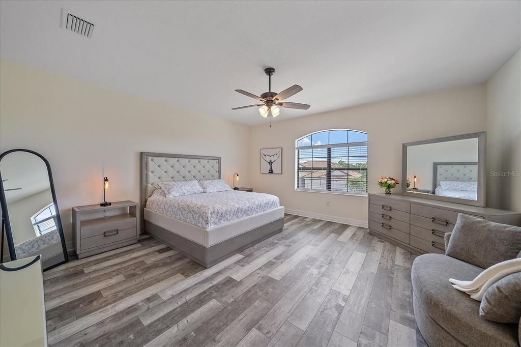 На продажу: $985,000 (6 спален, 3 ванн, 3563 Квадратных фут)