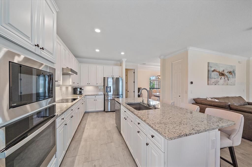 На продажу: $985,000 (6 спален, 3 ванн, 3563 Квадратных фут)