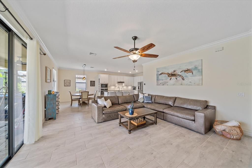 На продажу: $985,000 (6 спален, 3 ванн, 3563 Квадратных фут)