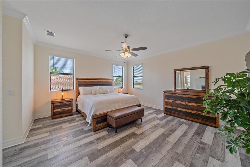 На продажу: $985,000 (6 спален, 3 ванн, 3563 Квадратных фут)