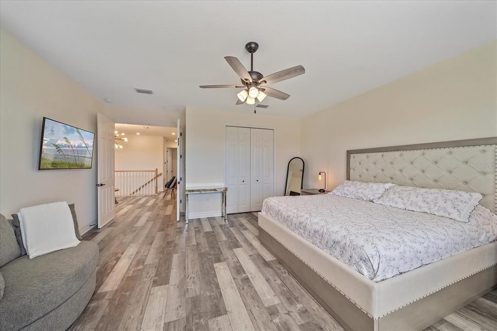 На продажу: $985,000 (6 спален, 3 ванн, 3563 Квадратных фут)