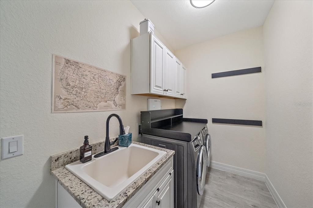 На продажу: $985,000 (6 спален, 3 ванн, 3563 Квадратных фут)