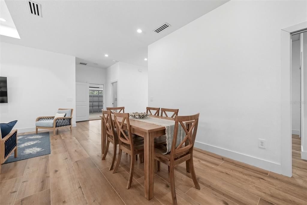 待售: $575,000 (4 贝兹, 2 浴室, 1922 平方英尺)