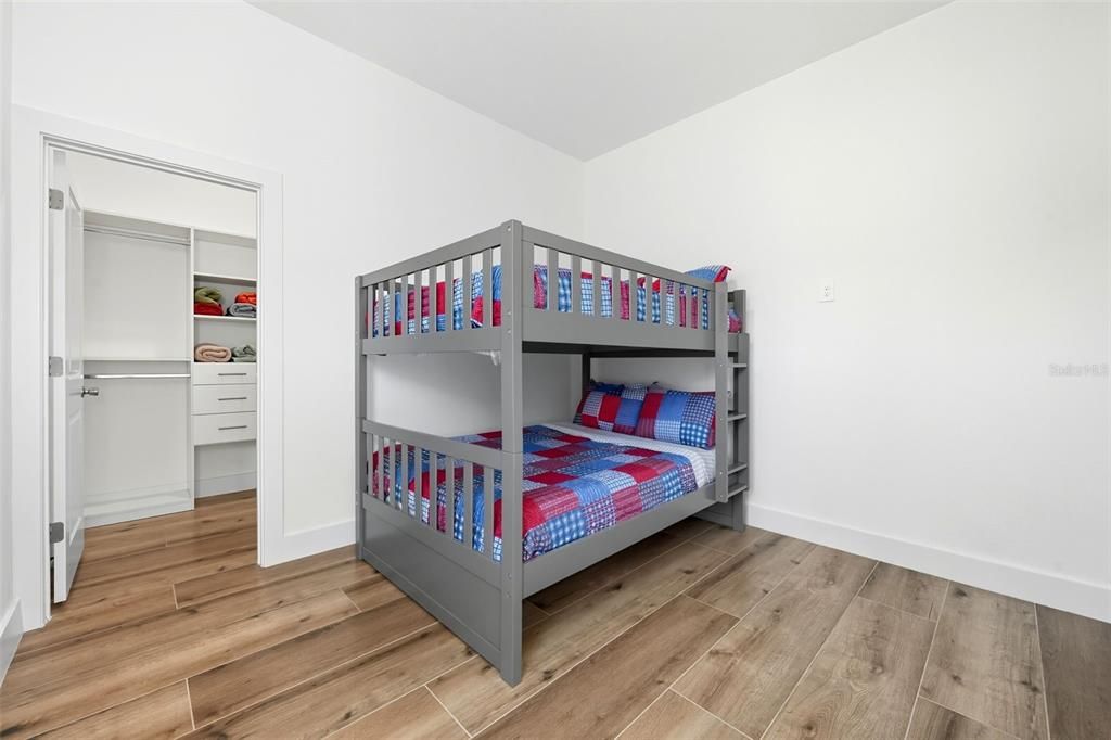 待售: $575,000 (4 贝兹, 2 浴室, 1922 平方英尺)