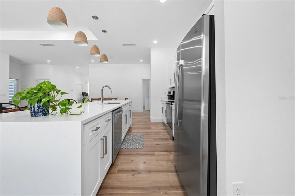 待售: $575,000 (4 贝兹, 2 浴室, 1922 平方英尺)