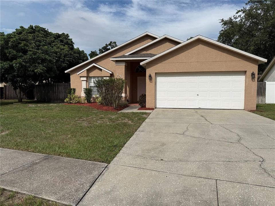 Recently Rented: $2,400 (3 beds, 2 baths, 1337 Square Feet)