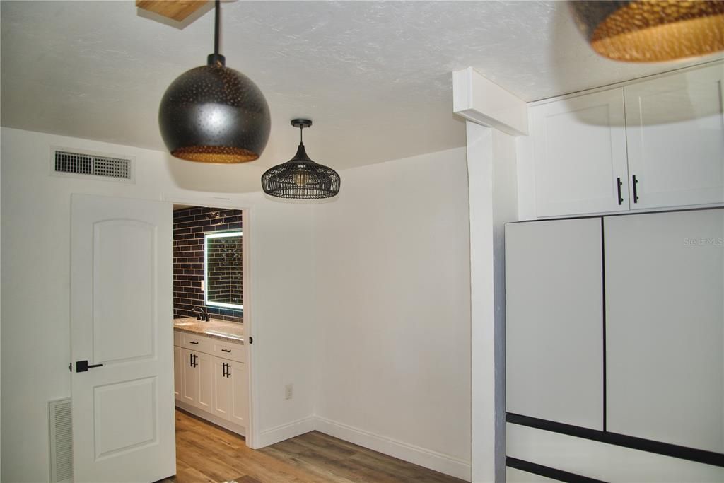 For Sale: $115,000 (1 beds, 1 baths, 684 Square Feet)