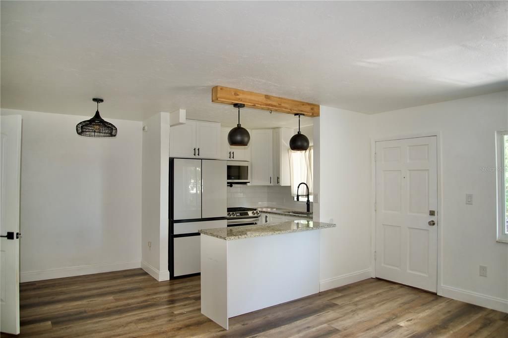 For Sale: $115,000 (1 beds, 1 baths, 684 Square Feet)