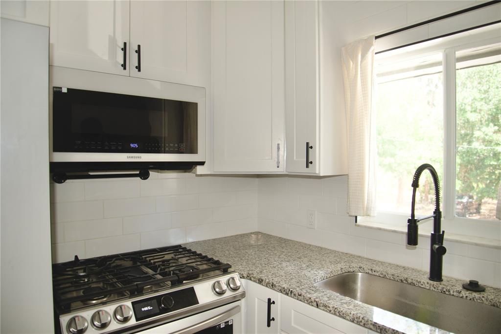 For Sale: $115,000 (1 beds, 1 baths, 684 Square Feet)