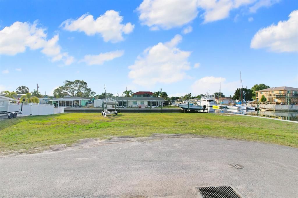 合同活跃: $350,000 (0.26 acres)