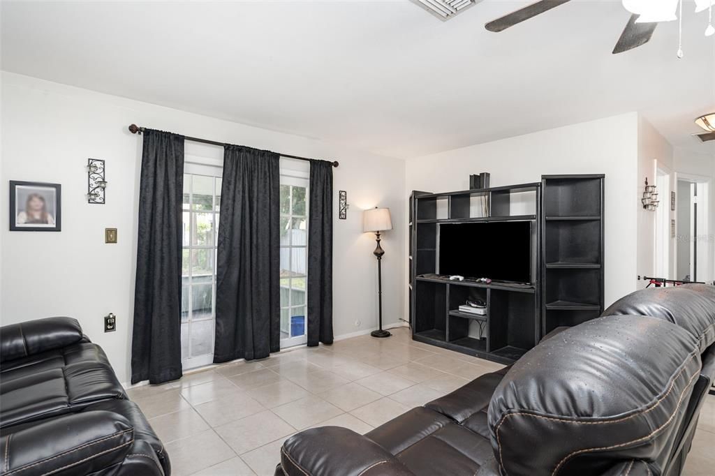 En Venta: $285,000 (4 camas, 1 baños, 1300 Pies cuadrados)