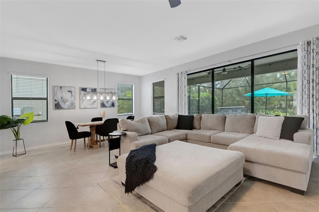 Activo con contrato: $524,999 (3 camas, 3 baños, 2214 Pies cuadrados)