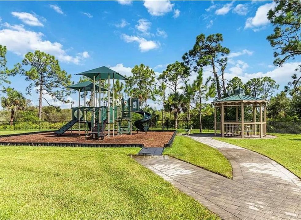 Activo con contrato: $524,999 (3 camas, 3 baños, 2214 Pies cuadrados)