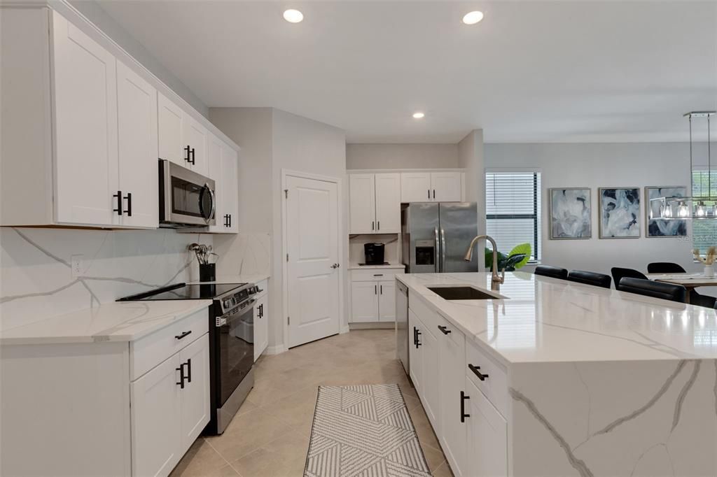 Activo con contrato: $524,999 (3 camas, 3 baños, 2214 Pies cuadrados)