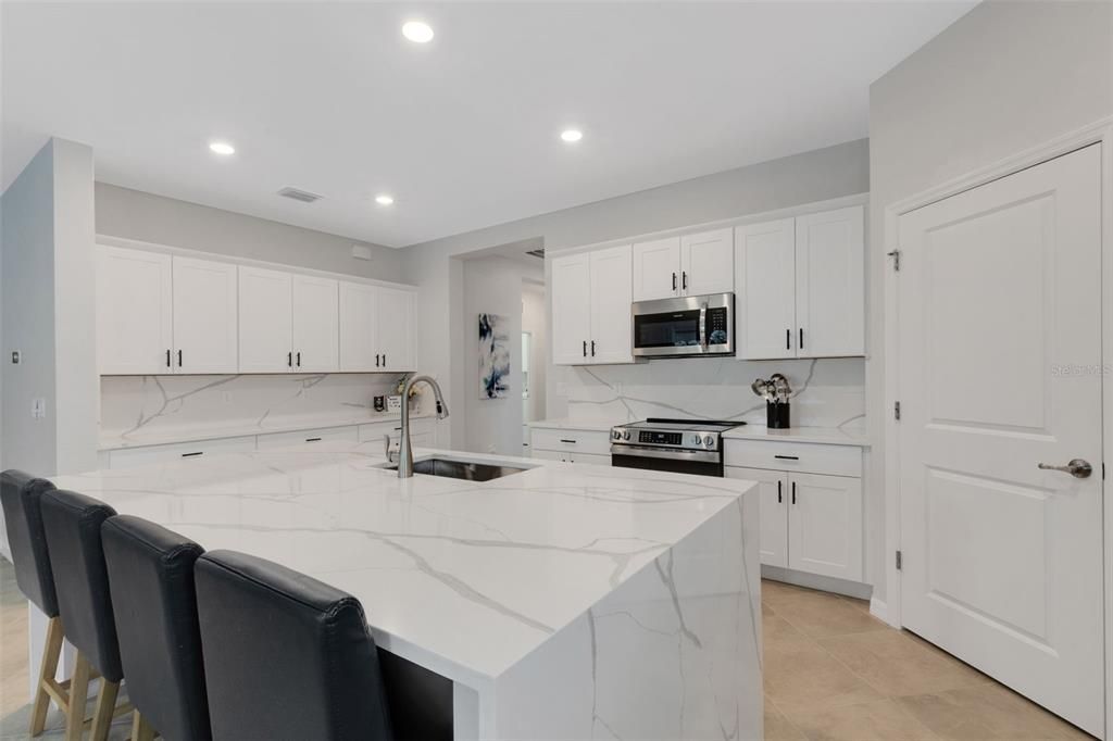 Activo con contrato: $524,999 (3 camas, 3 baños, 2214 Pies cuadrados)