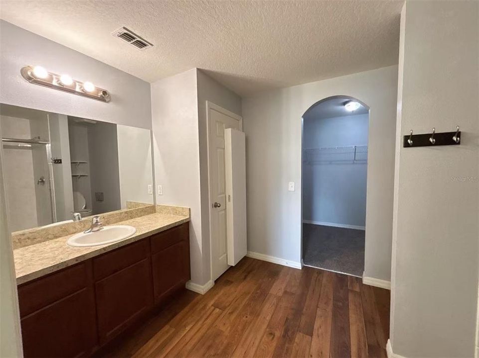 For Rent: $1,800 (3 beds, 2 baths, 1384 Square Feet)