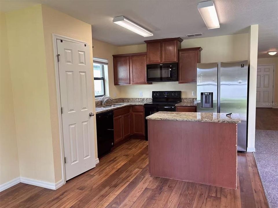 For Rent: $1,800 (3 beds, 2 baths, 1384 Square Feet)